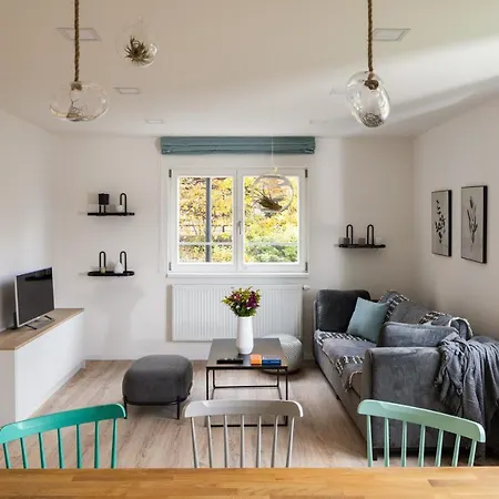 Minimalistic House In Vinohrady By Days * Praga